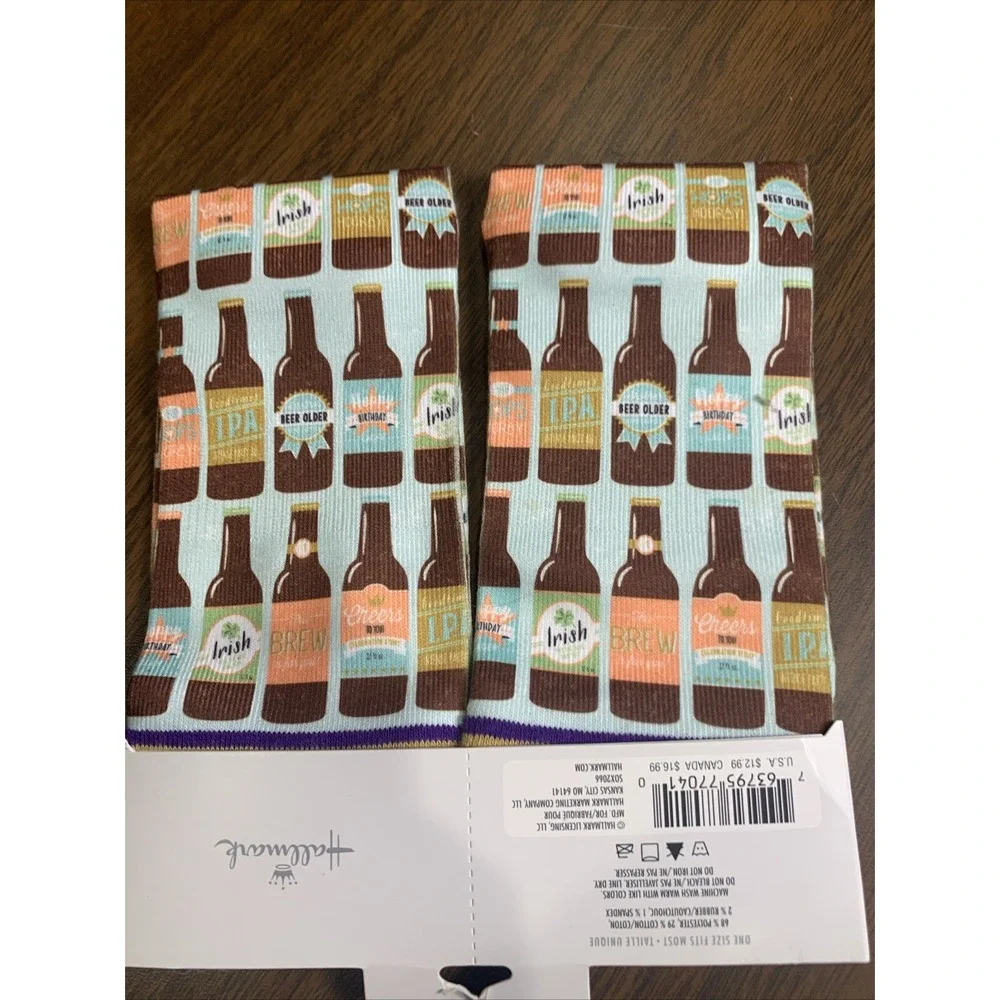 Hallmark Chaussettes‎ Crew Socks Beer Socks NWT A Pair (1)